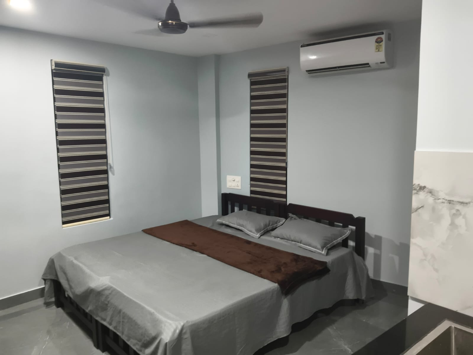 Double-bed guest room with air conditioning